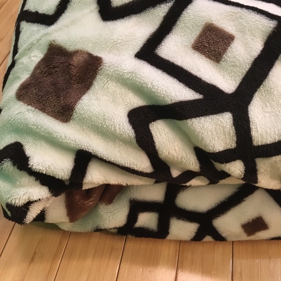 White geometric spanish tile print throw 50x60” - Picture 6 of 8